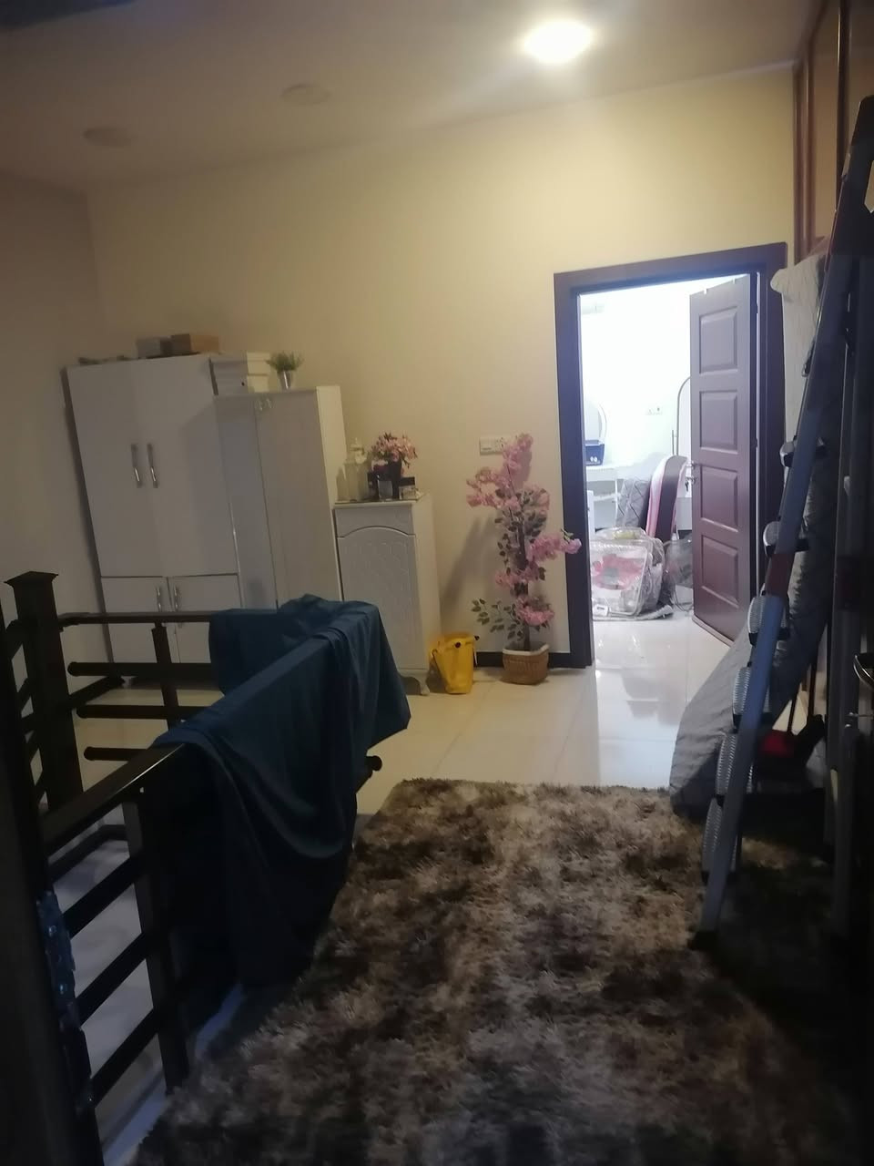 السلام عليكم بيت للبيع مساحة ١٥٠متر واجهة ٧ونص يحتوي علىَ ٤غرف نوم وصالة وهول ومطبخ وخدمات وكراج حديقة بيت نضيف جدا موقع ممتاز الاساتذة خلف اربع شوارع قرب حي الجهاد الاستفسار على هذا الرقم ***********
