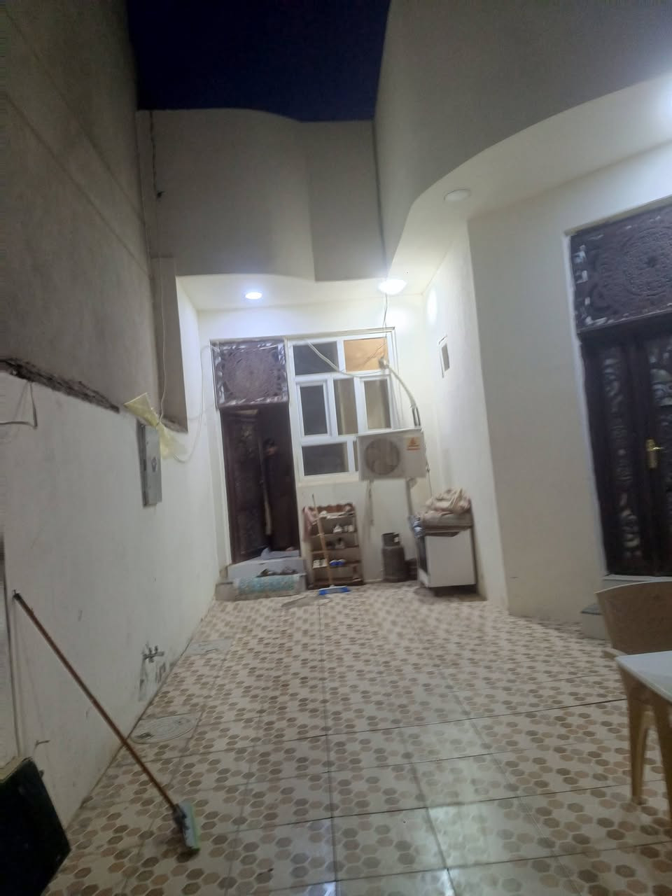 السلام عليكم
بيت للبيع طابو زراعي سند 25
المساحه 200م
الموقع/حولي الجامعه يبعد عن الشارع العام 100متر
البيت طابق واحد
يحتوي على غرفه وصاله واستقبال ومطبخ  والطابق الثاني فقط صاله ومجمع صحيات داخليه +
كراج وحديقه زغيره
البيت بناء حديث 
للأستفسار مراجعه مكتب علي الكرعاوي للعقار ع الحولي قرب مول فيرست
او الاتصال ع الارقام 
***********
***********
***********
