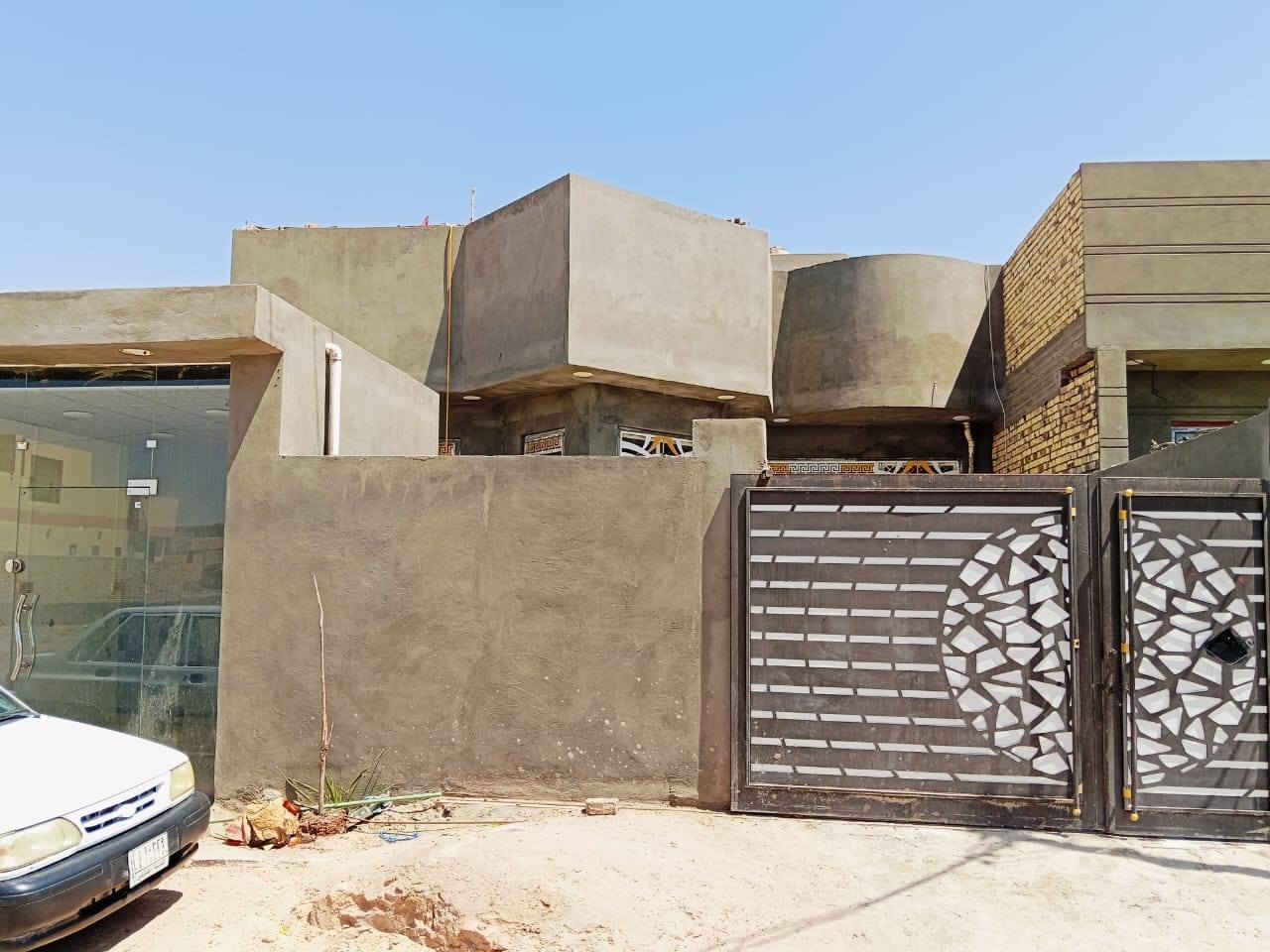 بيت للبيع طابقين المساحة 240م
الطابق الأول يحتوي على 
غرفتين نوم واحدة نظام سويت+ مطبخ+استقبال+صالة كبيرة+صحيات داخليه وخارجيه 
الطابق الثاني يحتوي على 
غرفتين نوم واحدة نظام سويت+ صالة 
العنوان حولي الخصيمه عرصات حيدر حجي هندي ع الشارع العام. 
للاستفسار الاتصال على الرقم / ***********
