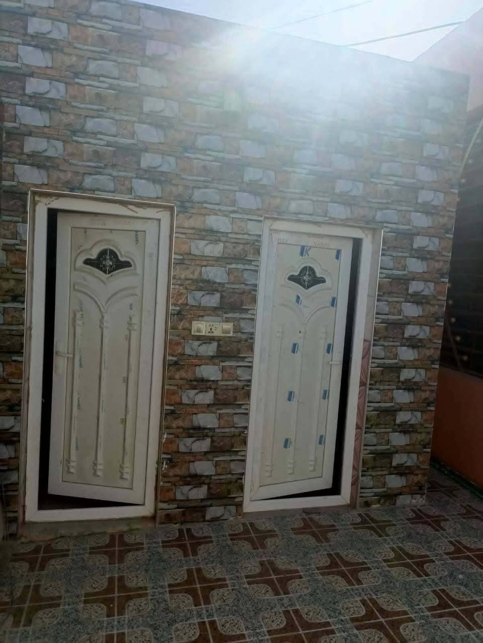 بيت لليجار العنوان المعراج قرب جامع الهادي  بيت جاهز خدمات فول ***********
