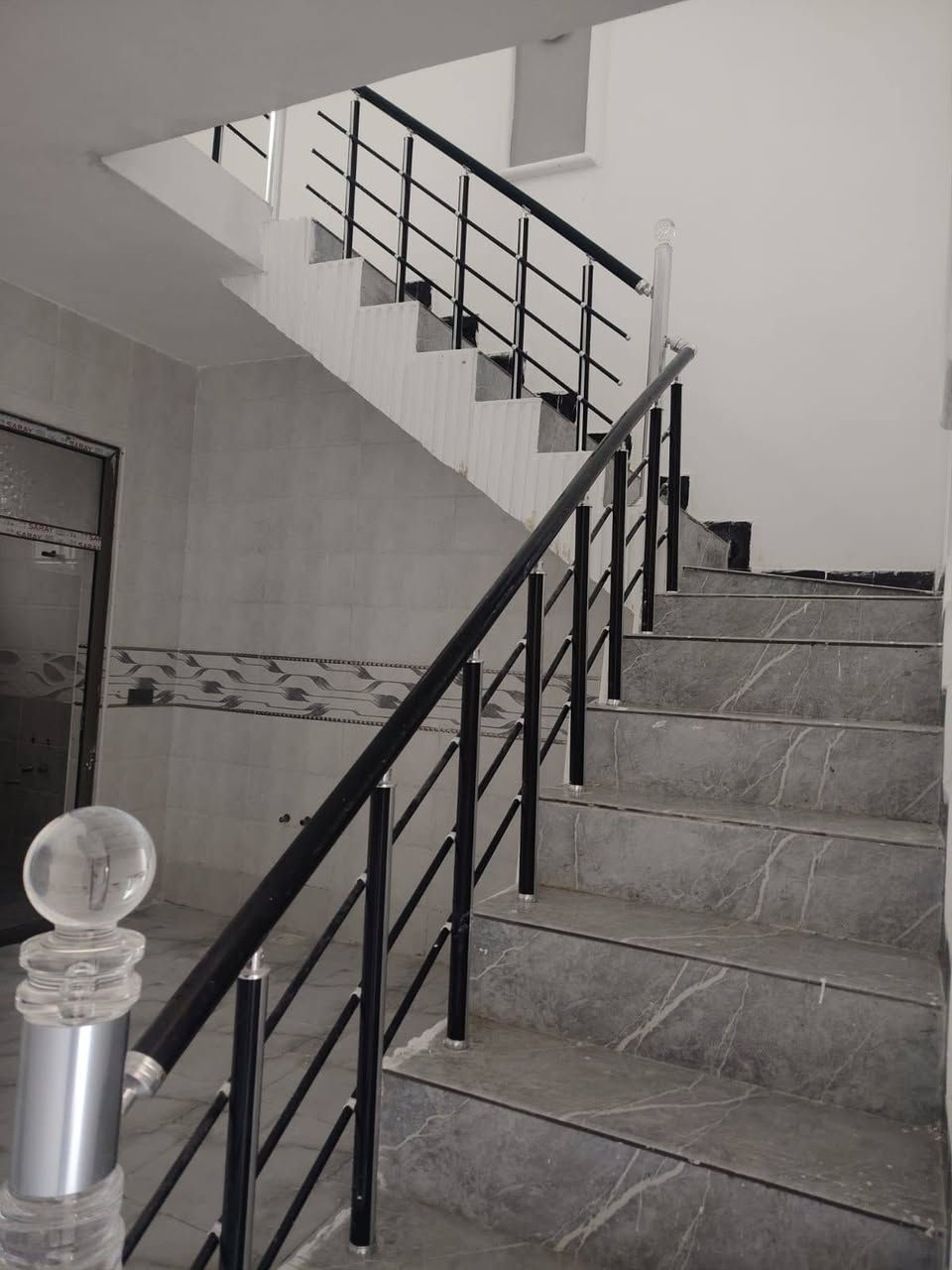 دار البيع مساحه 100 متر قاطين
تحرير الحولي طابو زراعي سند 25 جزء اول 

يحتوي البيت على استقبال وصاله ومطبخ 

وغرف نوم 3 حمامات عدد 2 بيت جديد 

جاهز السكن خدمات كامله موقع مميز 

سعر  83  بي مجال الطبين الاستفسار اتصل 

***********
