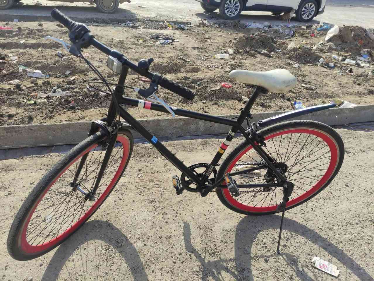 السلام عليكم باسكل للبيع السعر 100وبي مجال البايسكل مابي شي جديد بس الجاملغ الخلفي مكسور  بعد الباسكل كلشي مابي بغداد الدوره ابودشير الشهداء الباسكل كاربون احسن شي هوه الكاربون الرقم ***********موجود بس واتساب ومازنجر
