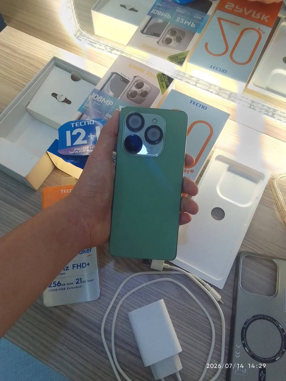 مبايل للبيع اسم الجهاز Tikno spark 20 pro مستعمل ولكنه نضيف جدآ جدآ مابي اي عيب مواصفات..
1/معالج G99
2/ذاكرة 256 
3/رام 21
4/كاميرا خلفيه 108 ميكابكسل
5/بطارية 5000
6/كاميرا أمامية 32 ميكا بكسل 
7/شحن سريع 33W
8/ كلشي بلادي شحن وكابل بلادي اصلي  
اني اشتريته ب 265 الف اني ابيعه 200 الف وبيه مجال شوية الي مو شراي لايدوخني الي شراي يجي رأسن على واتساب او اسيا ***********
