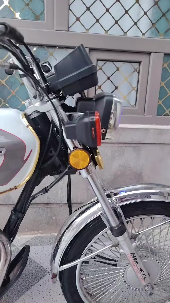 سلام عليكم دراجه للبيع #موديل_2020 أوراق نضافه فول

 كلشي مامبدل #محرك_مامفتوح شراي يخابر ويدلل مكاني ناحيه السعديه  ***********
