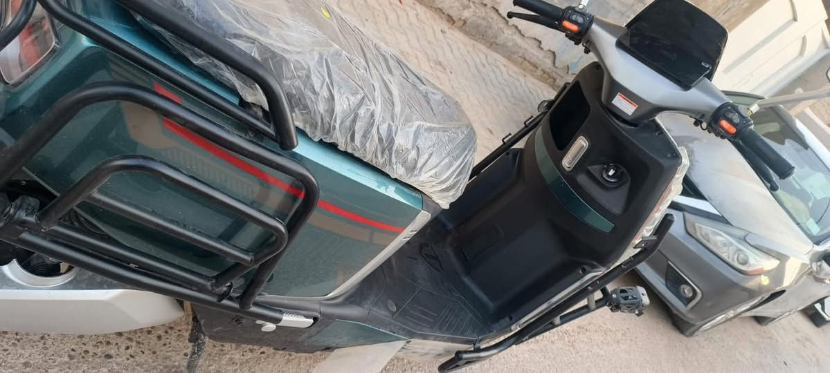 بيعه مستعجله
دراجه الوحش (TAiLG) 
موديل2026 وحش المسافات والوزن 
8 بطاريات 
ماطور 2500W ثلاث سرعات سرعة 70-80 km حقيقي 
بريكات امامي خلفي ديسك 
دبل دبلات امامي خلفي 
درع كامل مع جك نصفي و جك كامل 
دبل إشاره مع أربعة أشاير 
منفذ شاحن هاتف 
رماش عالي ناصيي 
كشن تطريز جلد 
دبل مفتاح 🔑 للصندوق 
مع الشاحنه الاصليه مع صندوق كبير خلفي  مع بصمتين للتشغيل
السعر 1300 الف استعمال 10ايام الدراجه بحالة الوكاله وبالضمان سنه كامله مع رفق صورة  العقد 
مكان حي السلام واتساب
***********
ملاحظه/سعرها الوكاله ١٦٠٠ ورقم صاحب المتجر امامك بالعقد. والضمان سنه
