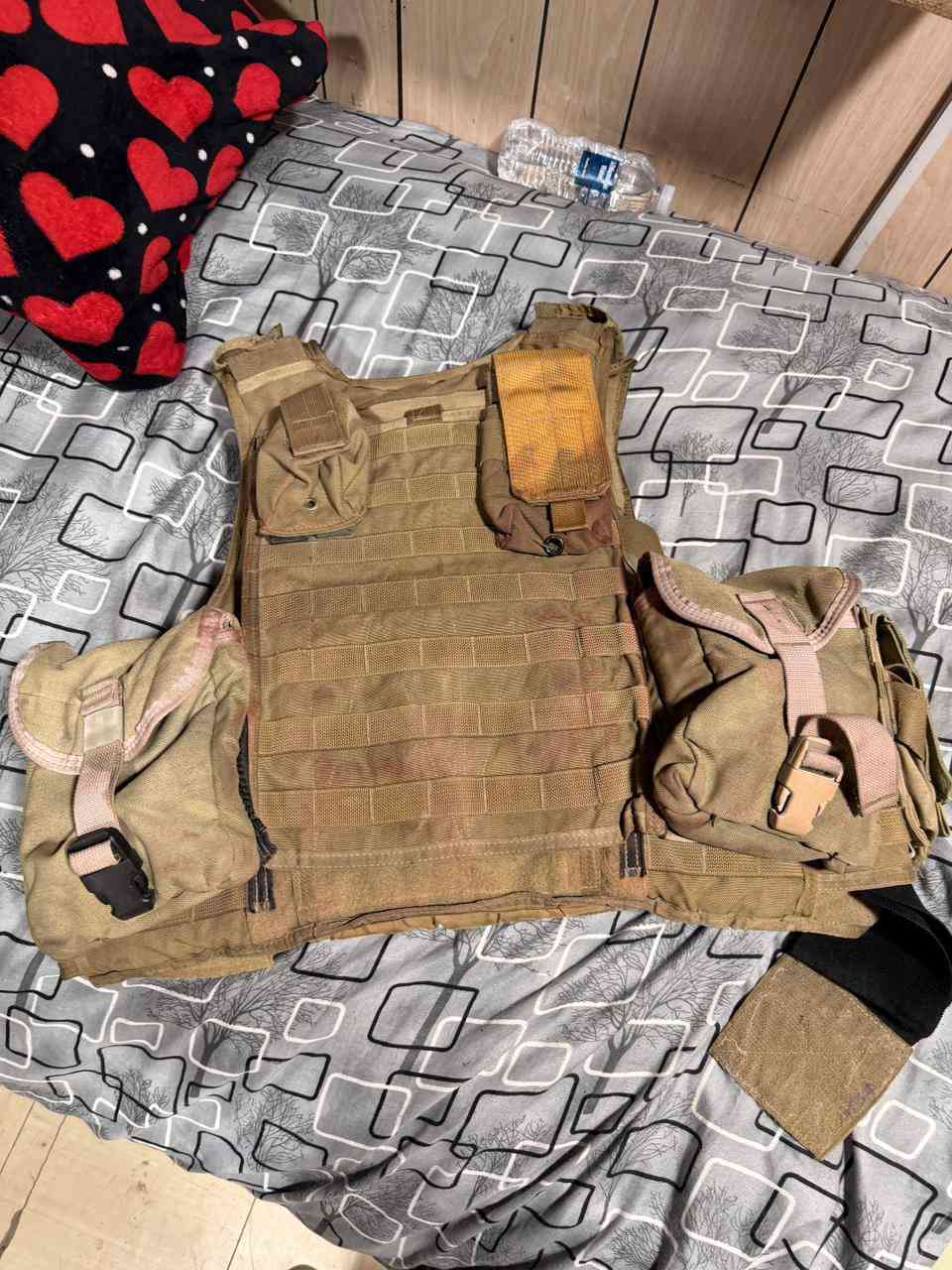 سلام عليكم 
درع استي اف نضيف جدا للبيع جعب اصليه للمخازن ام لخواشيك قياس L
مكاني بغداد ***********
