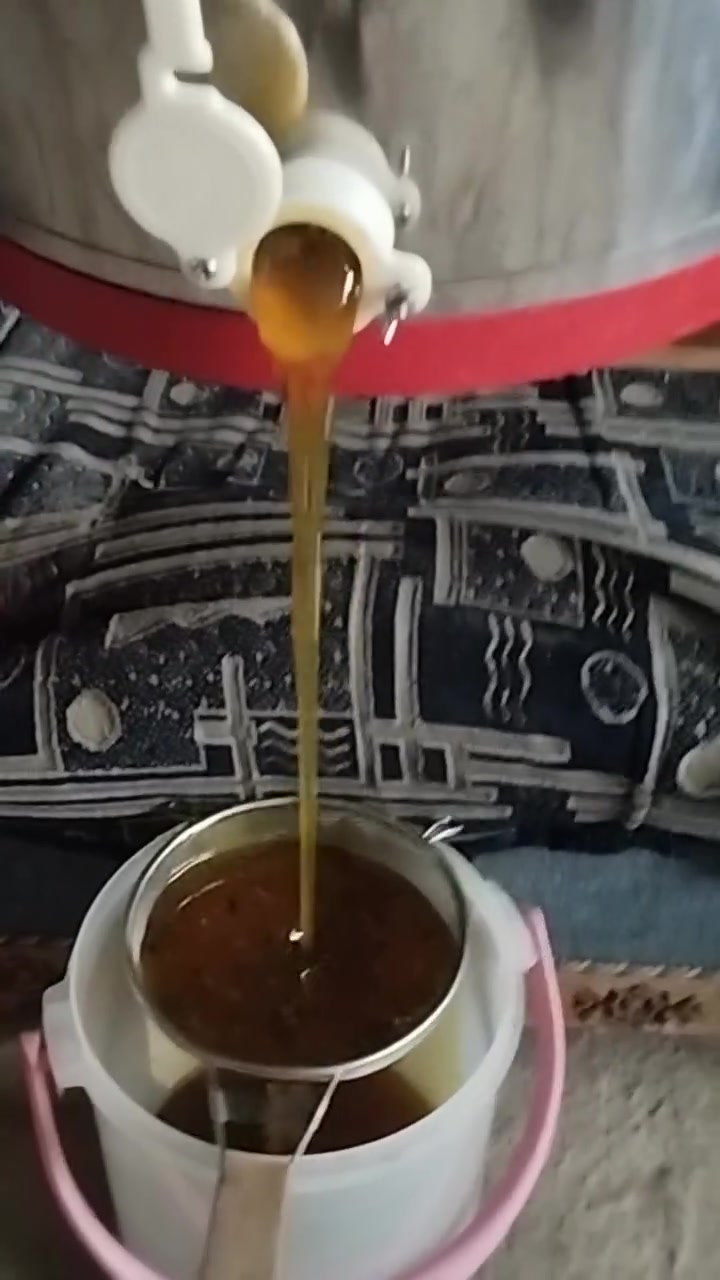عسل اصلي شرط متعدد الازهار وين ما يعجبك روح افحصو الكيلو ب45الف مكاني موصل *********** واتساب
