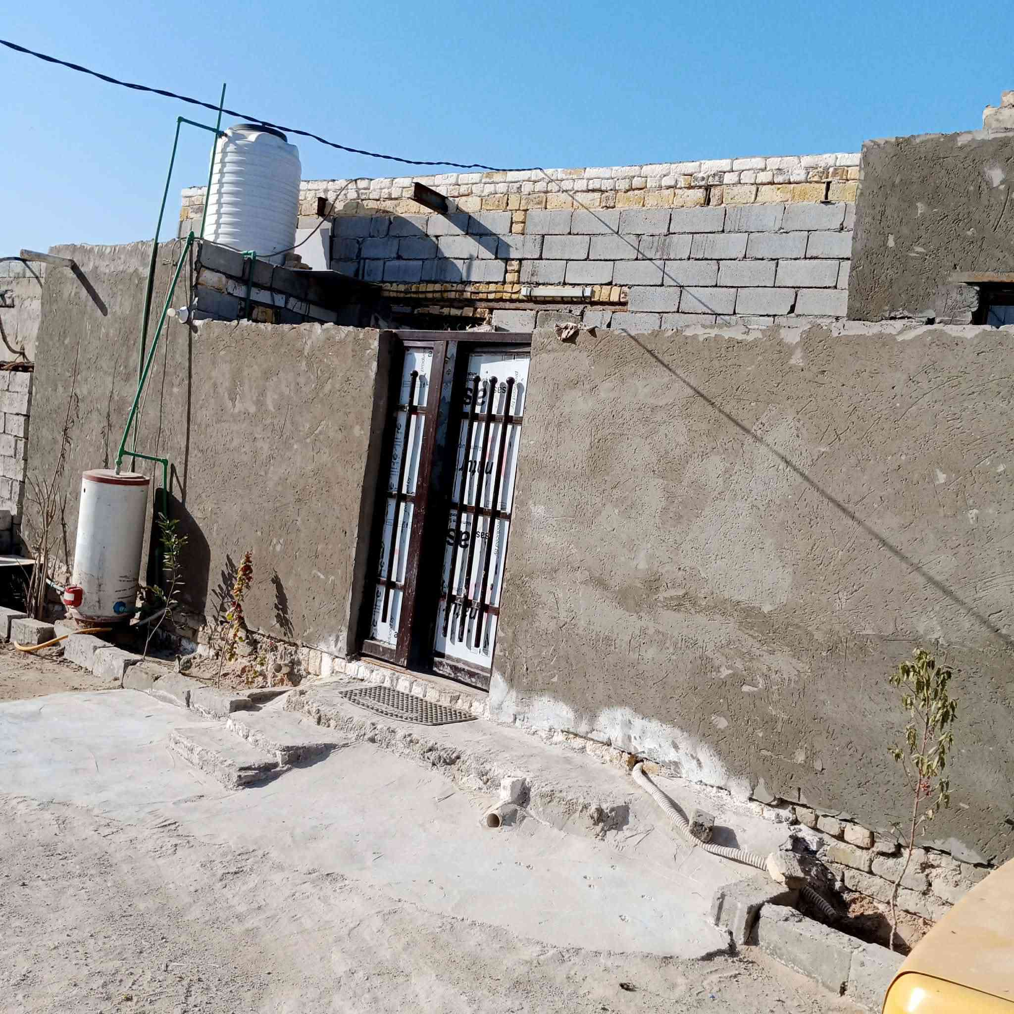 السلام عليكم بيت للبيع مساحه 120 متر مربع للبيع غرفتين صاله مطبخ مكشوفه حمامات داخليه وخارجيه ساحه بيت بيت كامل مكمل نقص الاستقبال فقط السعر 18 وبي مجال مكاني الكوفه شارع المعمل خلف جامع الخزاعل بيت جديد وهذا رقم للتواصل‏‪0788 732 9440,‬‏
