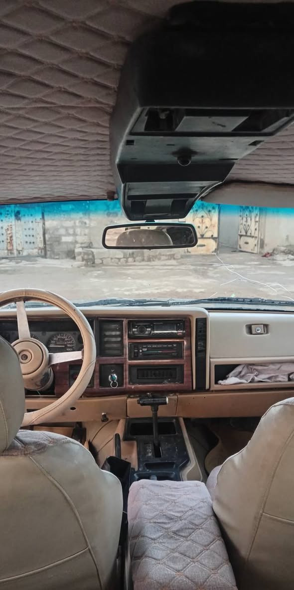 جيب شيروكي موديل 1992 صبغ عام جماليه بدون ضرر محرك بي بخار وكير شرط دفع رباعي كلو شغال كشنات كهرب شغالات دوشمه غرفه كلها جديده طخم امامي خلفي نضيف رقم اخضر سنويه بيضا شرط التحويل 
السعر 25 وبيها مجال للشراي
***********
***********
