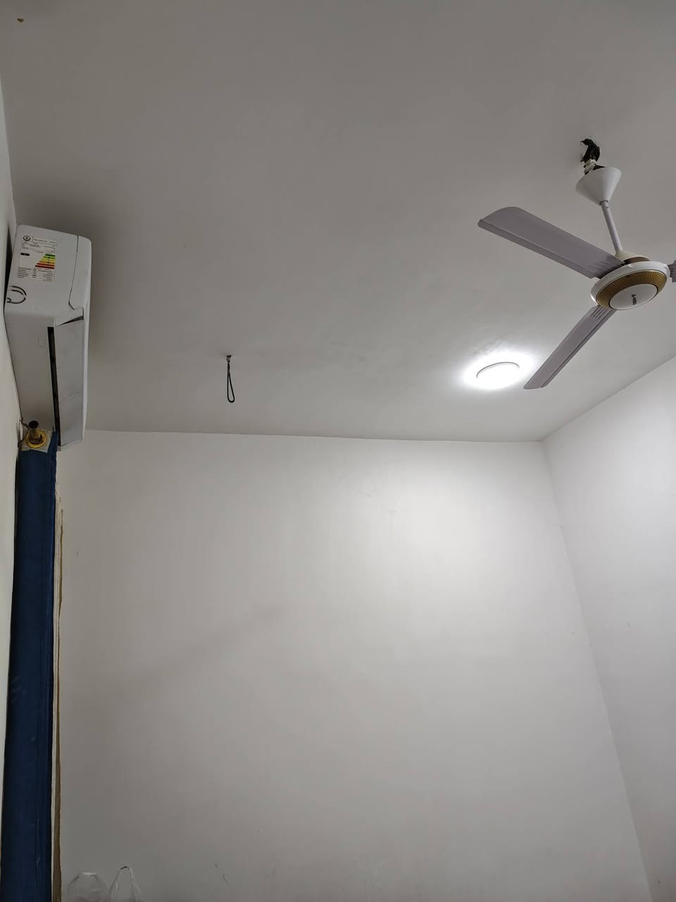 سلام عليكم بيع مستعجل بيت للبيع 100متر عرصات حجي هندي حولي الخصيمه خلف مولده نصير  واجهه 5في20 تبليط بالباب خدمات كامله مشمول بتطويب معامله كامله يم البلدية يحتوي على غرفه وصاله ومطبخ حار بارد واستقبال وصحيات بناء حديث طابوك سكف عكاده الارضيه كونكريت سطح شتايكر موشراي لاتعلق اعبر المنشور بيع مستعجل سعره 32وياه كيزر وماطور وتانكي ***********
