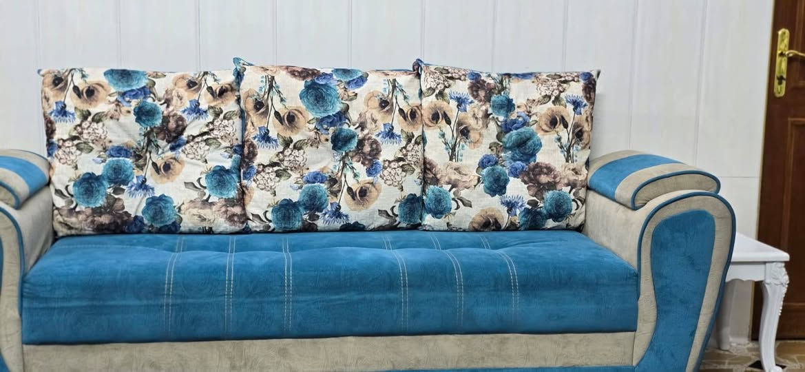 طخم قنفات للبيع نظيف يتكون من 10 مقاعد قنفتين كبار وقنفة وسط و 2 كراسي للاستفسار ***********
