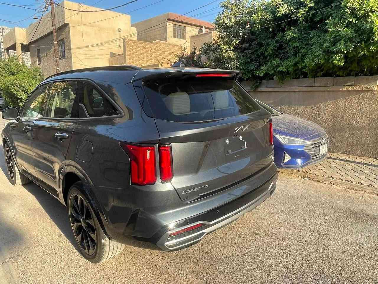 السلام عليكم 
كيا سورنتو وارد امريكي بيه طخه خفيفه بالجاملغ الأمامي وراجع علئ البارد وبدون قطرة صبغ 
والباقي كفاله عامه علئ وضع الشركه وين ميعجبك افحص
موديل 2023
مواصفات SX   معروفه فول مواصفات بانروما
 مكينه 2.5 تيربو   كير ٨ سرعات دبل كلج طيران
داخل جلد أبيض ملكي 
قياده ذاتيه 
تحديد مسار 
رادار امامي 
حساس جانبي
اشاره بالمرايا
مرئات جانبيه شفط
اوتو بارك 
اوتو ستوب 
تشغيل عن بعد 
ترحيب عند الاقتراب 
خمس انظمه قياده
كشنات أماميه كهرباء  
شاشه عداد دجتل 
كامره خلفيه
٧ راكب سياحي VIB
صندوك كهرباء 
بصمتين تشغيل 
وبعد بيه هواي مواصفات
ملاحظه السياره ماشيه 28 الف  أخت الزيرو
سياره جديده رقم كربلاء بأسمي تحويل ثاني يوم ومكاني كربلاء  *********** الشراي يتصل موجود واتساب
السعر مناسب
(بدون مراوس)

