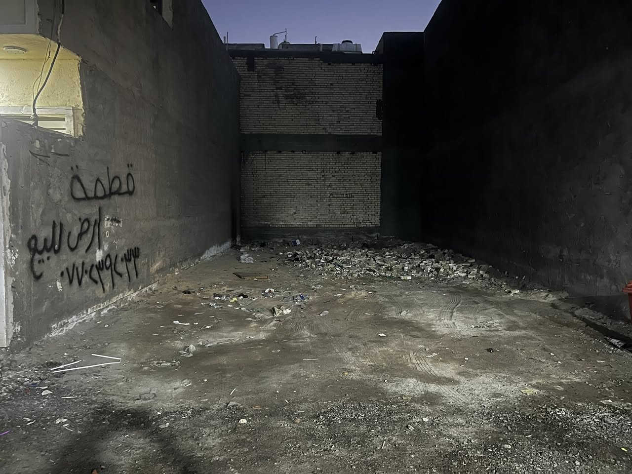 السلام عليكم قطعة ارض مساحة 111 واجه 7.20 والنزال 15.5 في منطقة الغزالية شارع البصرة قرب مجمع اطارات العالم السند 25 طابو زراعي باسمي
السعر 85 مليون مع مجال بسيط 
للاستفسار الاتصال بالرقم 
 بي واتساب ***********
