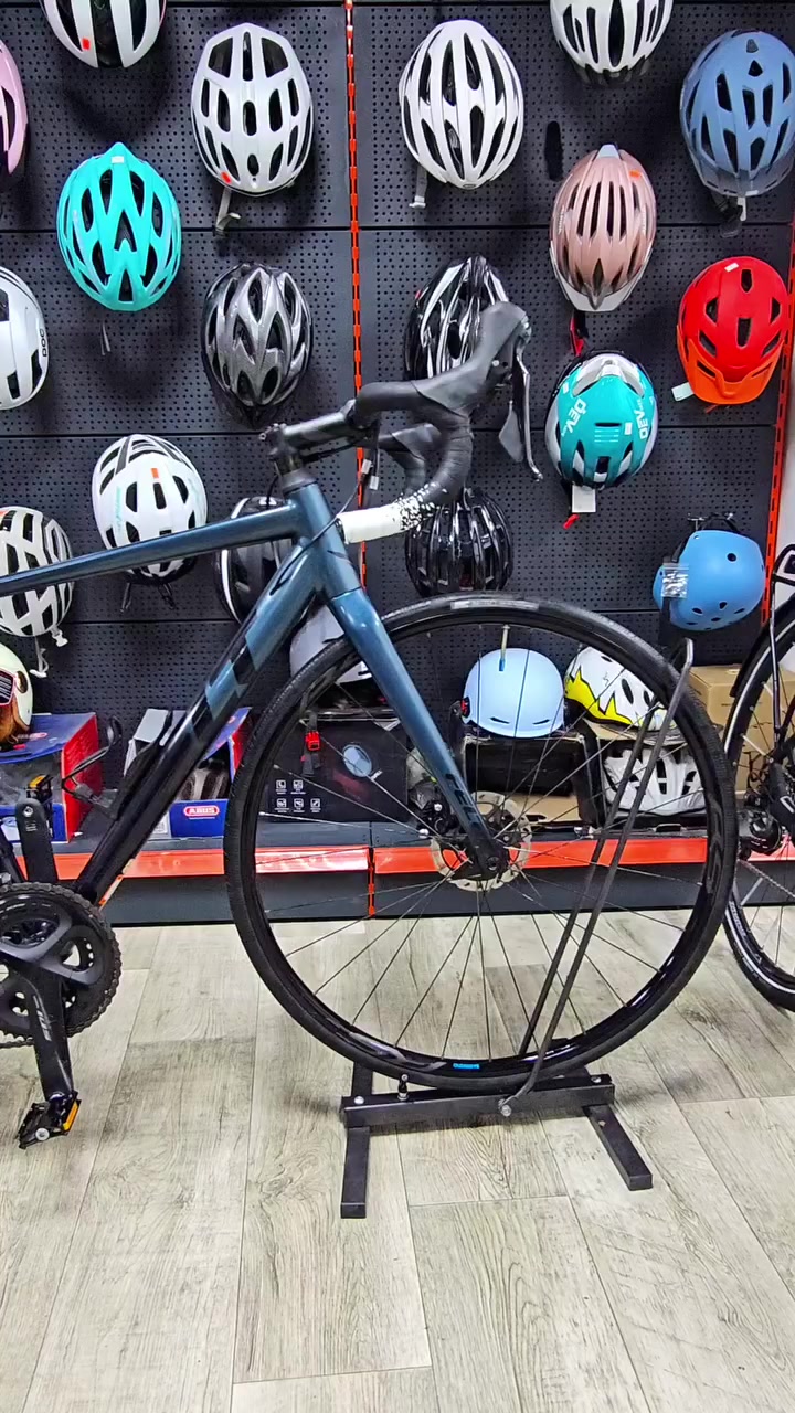 🚴‍♂️🔥 دراجة رود سباق احترافية لعشاق السرعة

دراجة من ماركة Felt الأمريكية مصممة للأداء العالي والسرعات على الطرق المعبدة 👌

🔹 قياس الفريم: 54cm (Medium)
🔹 حجم الإطارات: 28 (C700)
🔹 سستم: Shimano 105 (11×2) (دقة وسلاسة عالية بالتبديل)
🔹 بريكات: دهن دسك بحجم 140mm
🔹 ويالات: Shimano R5

دراجات Felt مع سستم Shimano 105 تعتبر من الفئة المتوسطة العليا وتوفر تبديل سريع وأداء قريب من الفئات الاحترافية الأعلى 

مناسبة للسباقات، التمارين، والمسافات الطويلة 🚀

📍 الخدمات المتوفّرة:
خدمة توصيل متوفّرة لجميع المناطق
إمكانية الشراء بالأقساط لحاملي بطاقة كي كارد – مصرف الرافدين

🕓 أوقات الدوام:
من الساعة 4:00 عصراً إلى 11:00 مساءً

📍 الموقع:
معرض دكتور بايسكل
بغداد – السيدية – شارع ٤٠ (الاطفاء) قرب مطعم SunCity

#دراجة_رود
#Felt
#Shimano105
#دراجات
#دكتور_بايسكل


**إذا كنت صاحب هذا الإعلان وتريد حذفه لأي سبب، رجاءا أرسل رسالة إلى الدعم الفني**
