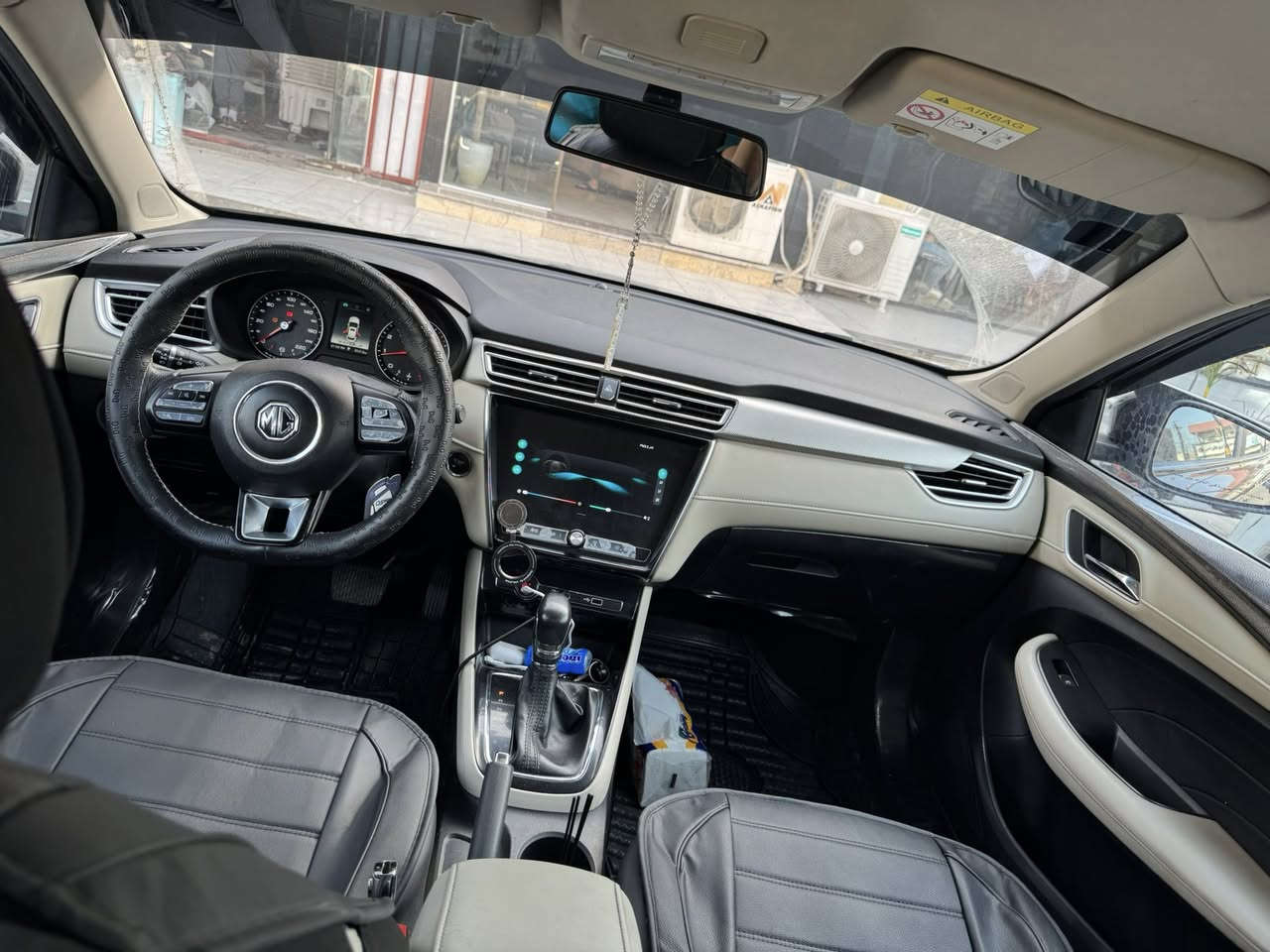 ام جي فايف موديل 2024 كفاله عامه بيهه فقط ضخه بالباب وعايفهه على وضعهه بصمه شاشه  اشار بالمري لد نهاري فول على الفحته ماشية 40 بعدهه بالضمان كماليات عليهه فول جاهز برغي مابيهه نقص سعره 103 وبيهه مجال الشراي يتصل *********** مكاني السيدية
