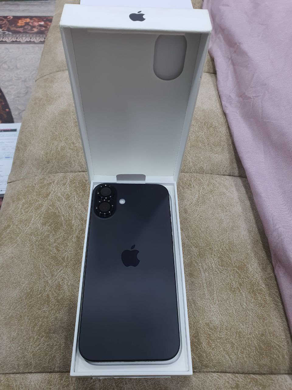 السلام عليكم تليفون ايفون للبيع 

ايفون 16 بلاس
شرق اوسط AA/A
ذاكرة 128 كيكابايت
بطاريته 100٪
لون اسود طافي 
نظافتة 100/100 مشحون 12 مرة فقط وتحت الضمان بعد

ملحقاته كامله (الكارتون + واير الشاحن الاصلي ممفتوح ابد + حافظه عدد 2 + لاصقة شاشة + حماية عدسات الكاميرات + وصل الشراء)
ضمان شركة ماستر 
مشتريهه من (شركة اي شوب) صارلي اسبوع الوصل مالته ويا 

سعرة مليون و 50 الف دينار وبي مجال 
مكاني البصرة - الامن الداخلي 
رقمي ***********
