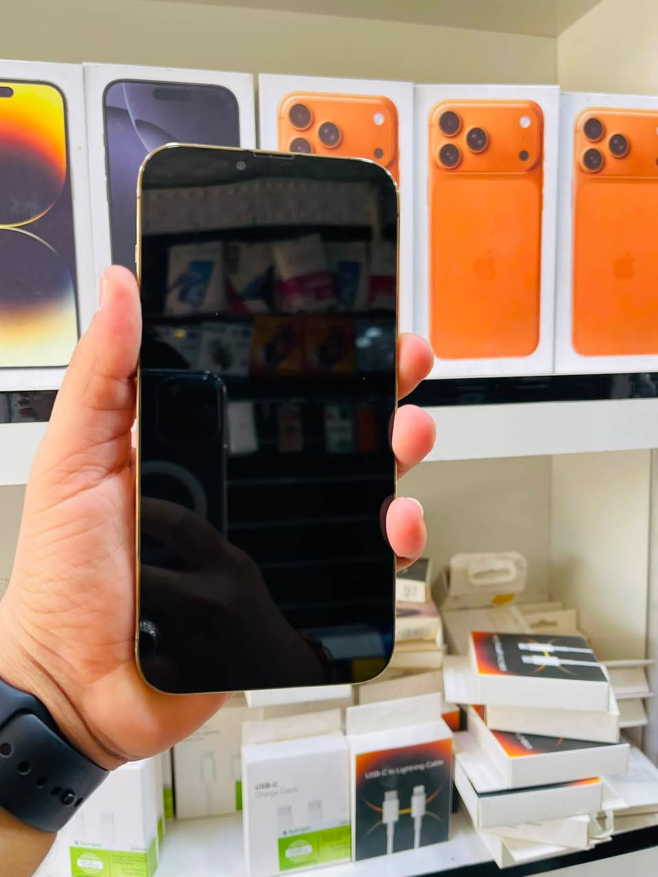 السلام عليكم 🫡
للبيع iPhone 13 pro max 
ذاكرا 256
بطاريه 100% مبدله اصليه 
نموذج M شرق اوسط دبل سيمكارت مو تك 
نضافه 90% لون ذهبي 
الجهاز كله شغال مابيه خلل فقط مبدل شاشه نوعيه وسط لا شكل ولا شمر ومبدل كامرا فيس ايدي متوقف مابيه اي خلل كله شغال صوت اتصال انترنيت كامرات كله شغال السعر قفل ٣٨٠ الف مكاني بغداد مدينه الصدر رقمي ***********
