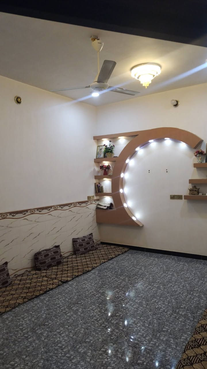 دار للبيع مساحته  180متر  طابو زراعي سند 25 تحويل مباشر بسم مشتري ع طريق المعاره تعبر صوره مال البزل شويه يبعد عن شارع العام 50متر بناء حديث طابوك وصب كونكريت متكون من 
غرفه نوم  عدد 2 
صاله 4*8
مطبخ 5*5 + مطبخ بارد  
استقبال 4*6
مجمع صحيات داخليه وخارجيه علمن لبيت جاهز من كل شي  
سعره  58 وبيها مجال شي بسيط 
أي استفسار الاتصال على الرقم التالي *********** واتساب بيه
