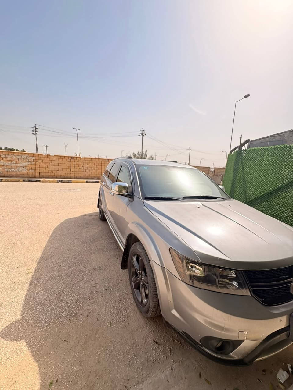 سلام عليكم اخواني

دودج جورني كروس رود. موديل2018 

4 سلندر اعلئ فئه بالجورني لل4 سلندر 

حادث امريكا وحادث العراق موجود بالصور ابيع  حزام السياره مبدل 4 قطع اصليه السياره مابيه اي مشاكل صرف بانزين قليل موصفاته المواصفات الخارجية والداخلية

تنفرد فئة Crossroad بلمسات تصميمية تميزها عن الفئات الأساسية، ومن أبرزها:

التصميم الخارجي: عجلات ألومنيوم مقاس 19 بوصة (Hyper Black)، وتطعيمات خارجية باللون الأسود اللامع والكروم، ومصابيح ضباب أمامية.

المقصورة الداخلية: تتسع لـ 7 ركاب موزعين على 3 صفوف من المقاعد. تتميز بمقاعد جلدية أو مزيج من الجلد والقماش، مع عجلة قيادة ومقبض ناقل حركة مغطى بالجلد.

التكنولوجيا: شاشة تعمل باللمس مقاس 8.4 بوصة (نظام Uconnect 3)، تدعم البلوتوث، وراديو القمر الصناعي، وكاميرا خلفية للرؤية.

المساحة: توفر مساحة تخزين خلفية تصل إلى 67.6 قدم مكعب عند طي الصفين الثاني والثالث. 

ميزات الأمان والسلامة لا يوجد اي ايرباك ضاك 

وفقاً لمواقع مثل The Car Connection و Edmunds، تشمل ميزات السلامة القياسية:

الوسائد الهوائية: 7 وسائد هوائية تشمل وسائد أمامية وجانبية، ووسادة لركبة السائق، وستائر هوائية لجميع الصفوف.

أنظمة التحكم: نظام التحكم الإلكتروني بالثبات (ESC)، ونظام التحكم في الجر، ونظام منع انغلاق المكابح (ABS) الرباعي.

المساعدة في الركن: حساسات ركن خلفية وكامير

السعر 130 وبيه مجال بسيط  رقم بابل سنويه لحد سنه لحد سنه2030  باسمي مدار ثاني يوم

للتواصل 0782230016 واتساب   

تحياتي وتقديري اصحاب كروب دوج جورني المحترمين


**إذا كنت صاحب هذا الإعلان وتريد حذفه لأي سبب، رجاءا أرسل رسالة إلى الدعم الفني**