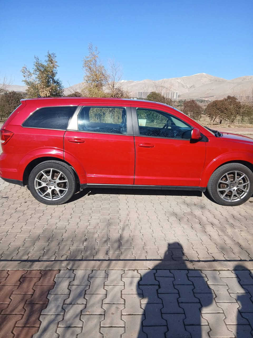 السلام عليكم إخواني
جورني موديل 2017 السيارة GT يعني فول مواصفات 

الجناي للجورني يعرف شنو يعني ال GT 

السيارة حادثها ورقم الشاصي موضح بالصور 

المواصفات :

" بصمة( تشغيل + أبواب عدد 2 + صندوق ) مع تحكمات ستيرن كاملة مع شفتات ستيرن خلفية .

" كشن جلد أبو الخط الأحمر فقط في الGT .

" كشن تدفئة السائق مع الكشن الأمامي مع ستيرن تدفئة مع مراية جانبية عدد 2 تدفئة مع كشن السائق كهربائي .

" محرك 3600 ستة سيلندر المحرك والكير بلاد ما مفتوح شرط و بوضعية جدآ ممتازه .

" بالنسبة لصبغ السيارة فقط جاملغ جهة السائق والجاملغ ( أصلي ) شرط ولكن كان غير لون وصبغتة والبنيد مع الدعامية الأمامية تم التبديل أصلي نفس اللون  .

" سبعة راكب كشن أصلي بلادي مو تحوير  .

" تبريد مركزي ثلاث قطع ثلج وبدون حماوة بالصيف شرط لأن بدلت ولف حماوة مال أوباما (85) مع جوزة حماوة (85) والراديتر هي جديدة أصلا يعني أنسى شي اسمه حماوة بالصيف الحمد لله .

" فتحة سقف سلايد روف في القمارة مع ثلاث مخابئ سرية داخل السيارة .

" كامرة خلفية بلادية مو تحوير مع حساسات خلفية بلادية .

" تخم تاير جديد مع صدر أمامي و خلفي كامل مع الدبلات كله تبديل جديد .

" السيارة بإسمي شخصيآ تريد تحويل تريد وكالة والسنوية لغاية عام 2030 .
" السيارة بيها كارت تجهيز بانزين .
" السعر (145) ورقة مع مجال قليل .

" الإتصال *********** .
