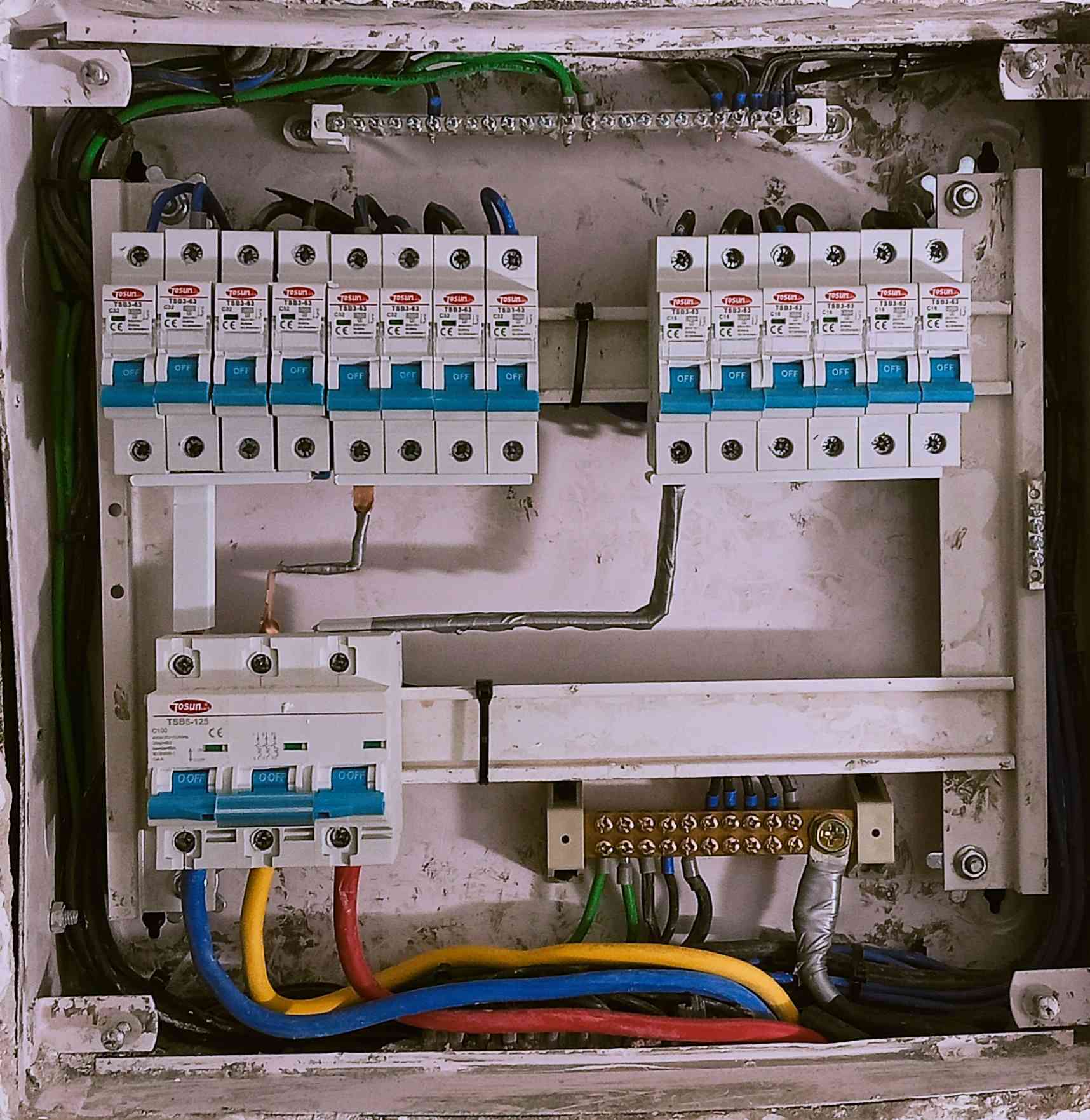 سلام عليكم ورحمة الله وبركاتة من رخصة صاحب الكروب
كهربائي متفرغ سعار مناسبه وبالخدمه مكاني بغداد حي نصر اشتغل بكل مناطق بغداد  ***********

