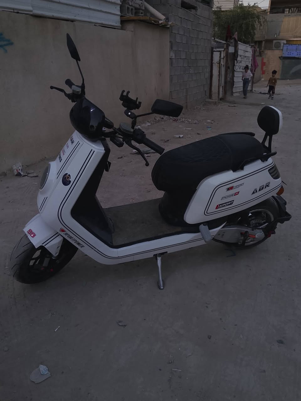 دراجه كاسحه 6بطاريات كبار 38 امبير  3 نمر والرابعه سبورت سرعتها 120حقيقي  جك خلفي هوائي الدراجه نضيفه سعرها 1350الف وبيها مجال للشراي


**إذا كنت صاحب هذا الإعلان وتريد حذفه لأي سبب، رجاءا أرسل رسالة إلى الدعم الفني**