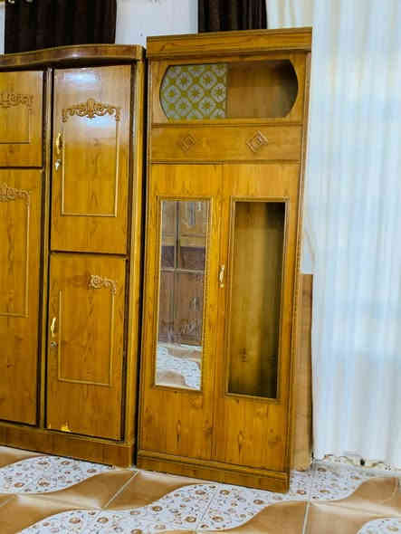 سلام عليكم قرفه نوم هودج استخدم قليل خشب صاج حطاطه ثقيل عنوان الرمانه البعبيد سعرها 850 وبي مجال ***********
