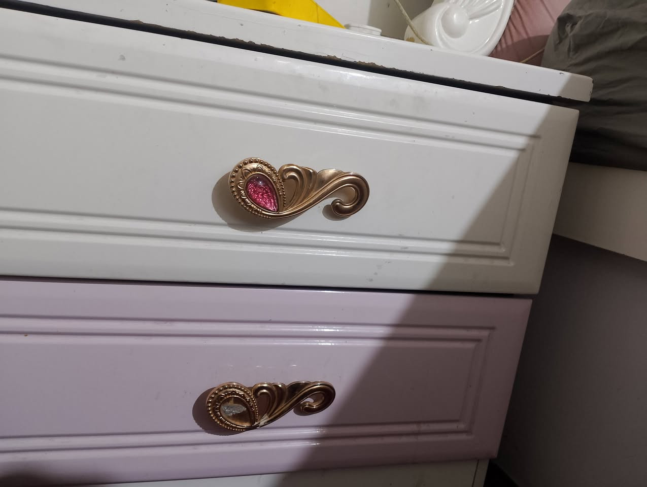 السلام عليكم

غرفة نوم صيني درجة أولى 
  
التفاصيل
-كنتور ثمان أبواب، كل بابين مفتوحات على بعضهما وأربع جرارات

-سرير بمخزن كبير 2
-كومديات 2
-تسريحة غرفة نوم (ميز تواليت) ببابين و3جرارات  وتقطيعات للمكياج والعطور و...

-زاوية بمرآة وجرار

-ميز تلفزيون ببابين وجرارة وتقطيعات

السعر 450 وبيها مجال

للاستفسار التواصل على الرقم:***********
