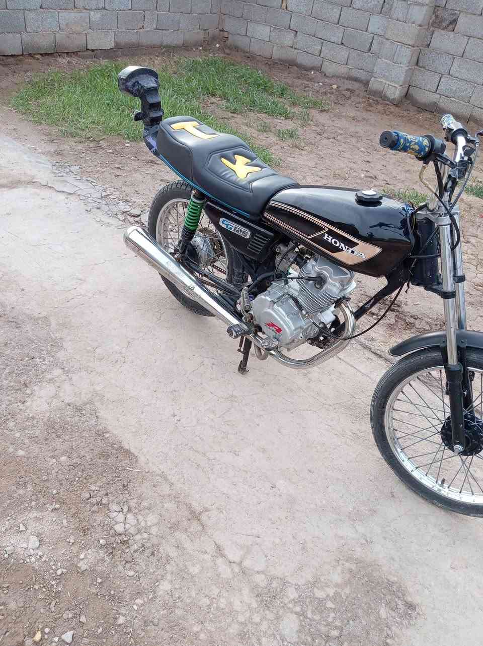 سلام عليكم دراجه اوراق 2015 كاملات7 للبيع او مراوس لاتجي تكلي شبيه كدامك وكيله بشارع بغداد اذا عندك دراجه دزه بتعاليق وانا اراسلك واذا شراي اتصل *********** وتدلل
