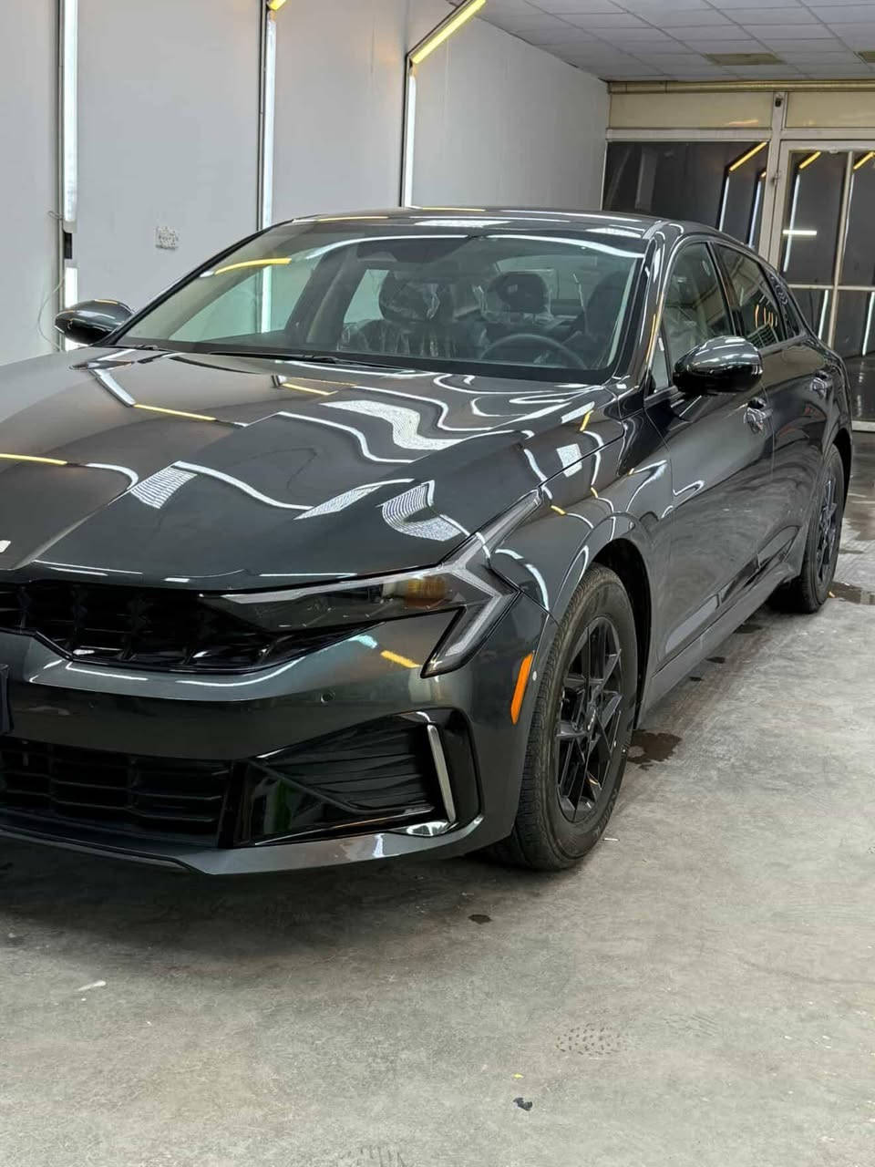 كي فايف ٢٠٢٥ ماشيه ١٢ الف السعر ١٩٥ بيها مجال بدون رقم تترقم اي محافظه 
حدث بسيط كلش بس جاملغ الأيمن تبديل بدون دواخل ولا صبغ السياره نص فول *********** الحادث ع الخاص مواصفات LXS
