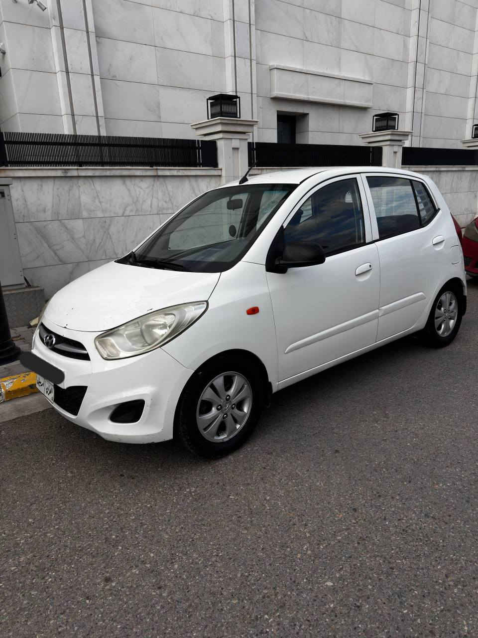 مۆدیل 2012 و گێر عادیە و زۆر خاوێنە
تەنها  دەرگای سایقی سبوغە  و پێشیشی کەمێک لێدانی هەیە بێ ژۆرێ
چوار تایەی نوێی لەسەرە 
*********** أربيل, العراق
