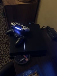 بلايستيشن 4 • ٢ جوستيك • ملحقات كاملة