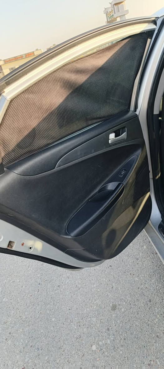 سوناتا مديل 2013وارد كوري مكفوله من ضربه وتبديل بيها رشات صبغ الكوري ماينكفل من صبغ سعر 95وبيها مجال بيها طخه خفيفه يم قبق جنطه بدون دواخل مكينه وكير وحداديه وتبريد كفاله رقم بصره سنويتها جديده تحويل ثاني يوم حجم المحرك 2000دوش عنوان بصره دور شرطه ***********
