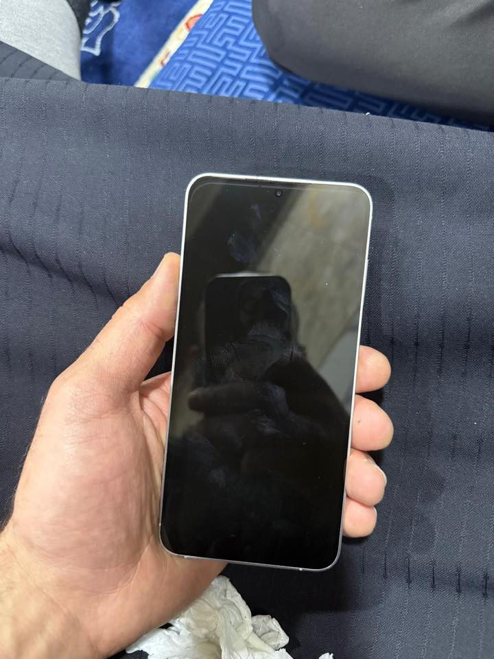 هاز S24 Plus للبيع الذاكرة 256 معا الكارتون وكيبل اصلي الجهاز مستخدم شي قليل للاستفسار الاتصال على الرقم ***********
