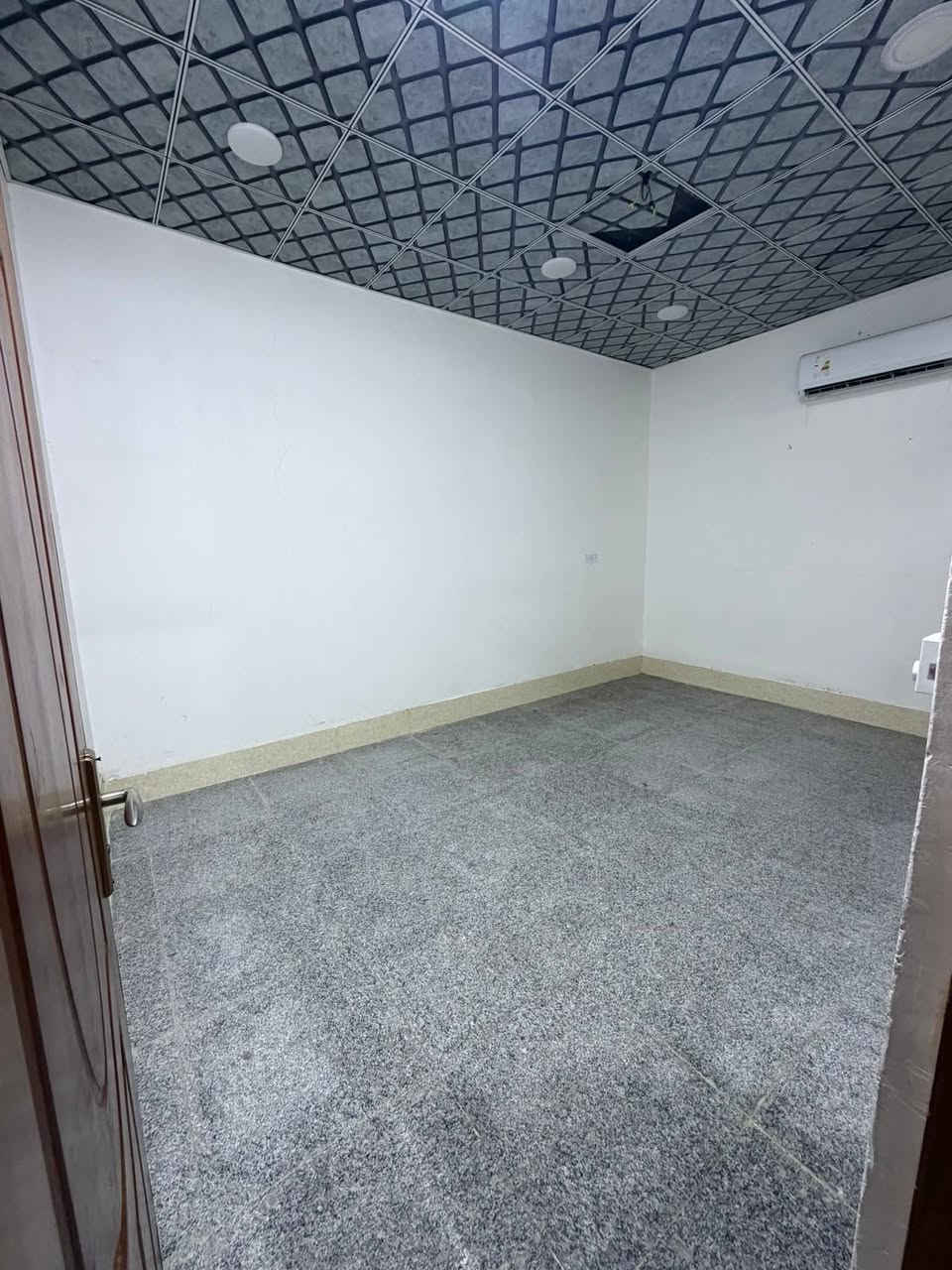 مشتمل أرضي للأيجار ام الخيل الثانية قرب حضر موت سعر الايجار 350 الف بي غرفتين وصالة ومطبخ *********** مكتب المحنه
