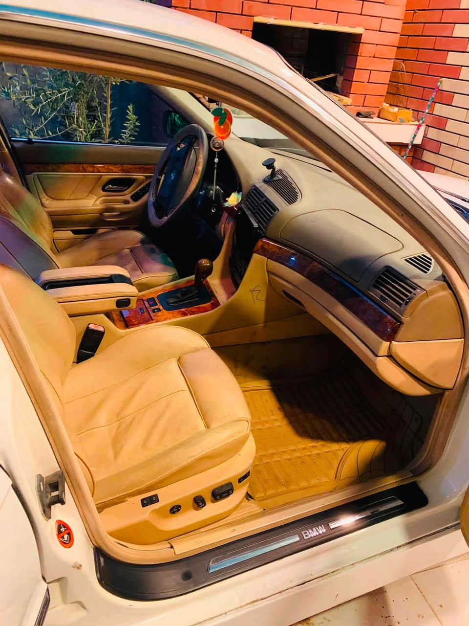 سلام عليكم شباب
735/E38/1998/
باسمي سيارة.   مناسبة جداااااااا 
رقم بغداد 

كير محرك جدد 
غرفة حار بارد 
محرك V8. 
تخم تاير ويل 
باتري وغرفة جدد 
منضومة تبريد من الالف للياء جديدة 
كشنات كهرباء خزن ميموري جوبلس ضهر 
بكلايتات لددد اصليات سعرهن٥٠٠$ 
حدادة امامي خلفي ترايك ٣٠٠ مو ٢٠٠ 
شاشة اندرويد 
سيارة كلش حلوة وتونس وكشخة ومال جناي خير منالله السعر والياخذه مايخسر بيه شايف الف خير 
السيارة مالتي صاله سنتين جنايه كلش حلوة ستخدام مال نازك مصبوغة عام جمالية مابيه اي ضربة 
مكاني سماوة 

سعره ٧٥ ورقة بلاشششششششششس 
*********** /***********
