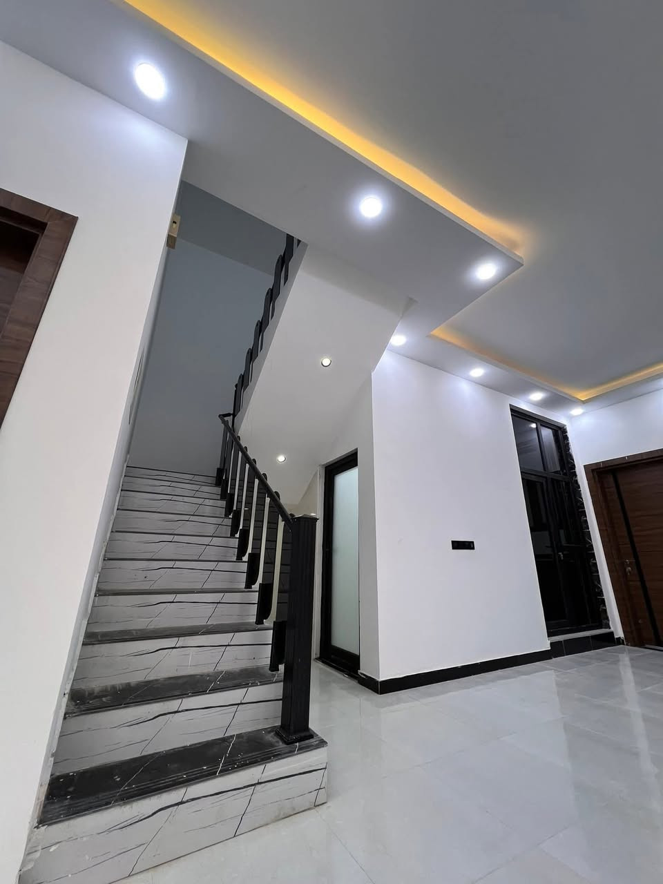 دار سكن للبيع
دار سكن للبيع

___

العنوان : حي الجامعة 

 داخل مجمع حيدر ابن حجي هندي النموذجي

بداية المجمع البلوك الأول قرب البوابة 

مجمع خدمات كاملة

كهرباء _إنارة _ماء _مجاري _ تبليط _ أرصفة_مولدة منطقة

_يقع على شارع بعرض 15 / M _موقع مميز  

-------------------------------------

زراعي سند 25 

بناء حديث  

غير مسكون

طابق واحد كونكريت مسلح

المساحة :200 / M

--------------------------------

 تفاصيل البيت 

____

غرف نوم عدد 2 نظام سويت، صالة عدد 2، استقبال، مطبخ(حار+بارد)، مجمع صحي عدد 2، گراج سيارة، حديقة

*********** ابو علي الجبوري
