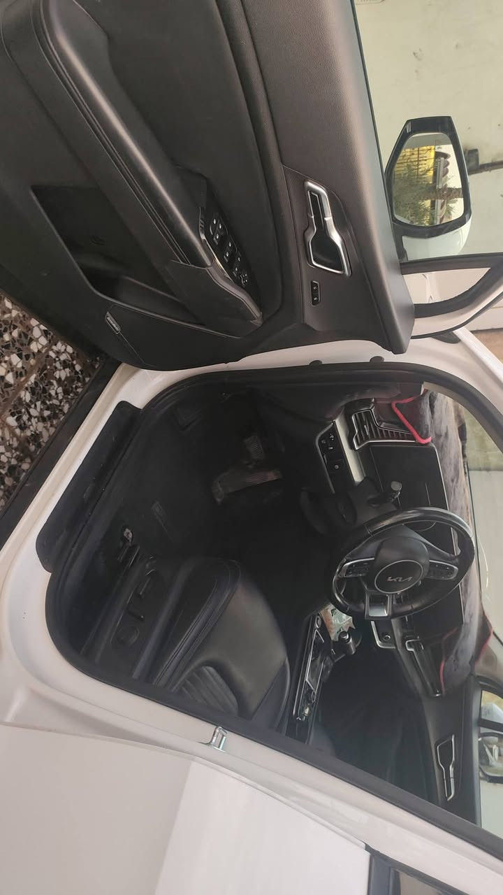 السلام عليكم
عندي كيا سبورتج 2023 فول فول مواصفات اعلى مواصفات بالسبورتج واحد على واحد وارد امريكي 
حادث امريكا بجم امامي صفحه السائق
و صندوق السيارة 
و صار بيها حادث داخل العراق بجم امامي 
جاملغ الايمن مع الايسر تبديل مع قبق البنيد تبديل 
و بارد خفيف صغير جدا صفحتين 
السيارة ما بيها نقص و نظيفه بشكل
ماشيه 136 الف و قابله للزيادة 
حجم المكينة 2500 
و بيها فحص سونار حديث الي يحب يتواصل ع واتساب و انطي كل التفاصيل 
205$ 
 هاتف ***********
