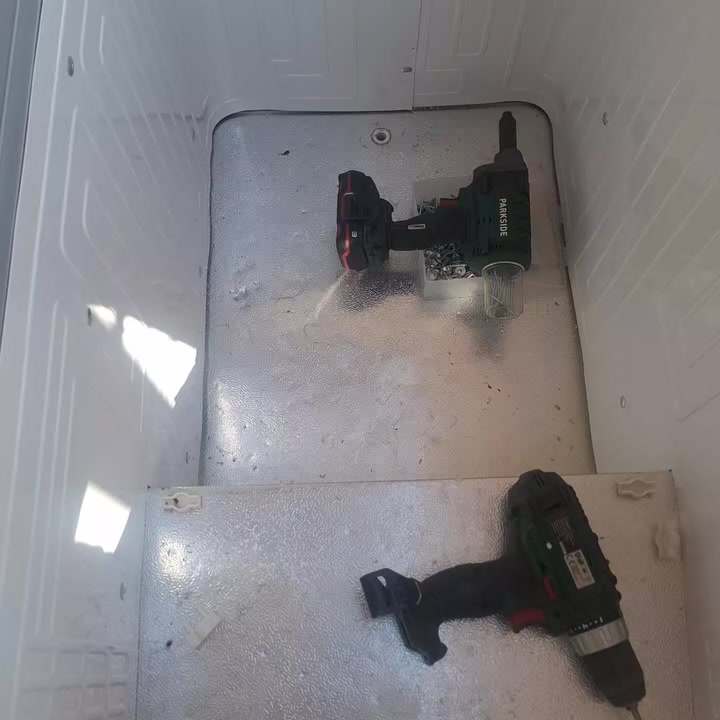 السلام عليكم ورشة وسام الطائي لصيانة كافة انواع الثلاجات والمجمدات وبرادات المحلات وشحن انواع السيارات واذا ماعندك سيارة نوصلك للبيت بأنسب الاسعار مكاني مقابيل مركز الشرطة قريب هدية ع للاستفسار الاتصار على الرقم ***********. ***********
