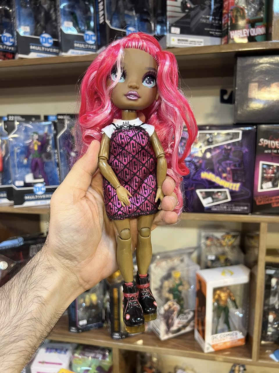 الدمية هي داريا روزلين من مجموعة Rainbow High، وهي علامة تجارية لدمى الأزياء العصرية من إنتاج MGA Entertainment. الطول ٢٨سم
للمزيد من المعلومات مراسلة الصفحة
يتوفر خدمة توصيل لجميع محافظات العراق 🚕


**إذا كنت صاحب هذا الإعلان وتريد حذفه لأي سبب، رجاءا أرسل رسالة إلى الدعم الفني**