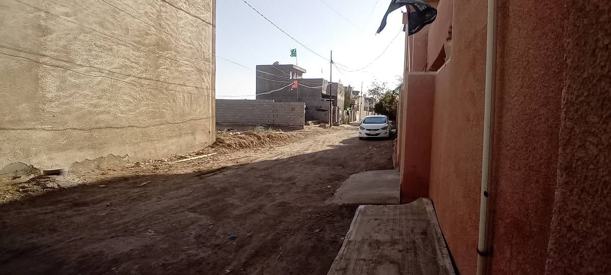 سلام عليكم دار للبيع   عقد ١١٧ ركن ع شارعين منطقة الاصلاح خلف مرطبات كريم سفيح  فرع السواعد لمساحه ١٤٠ متر قاطين التفاصيل خاص .*********** يوجد وتساب .
