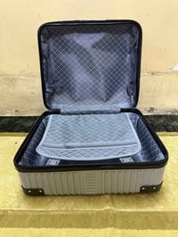 حقيبة سفر • حجم صغير ٣٠ • توصيل