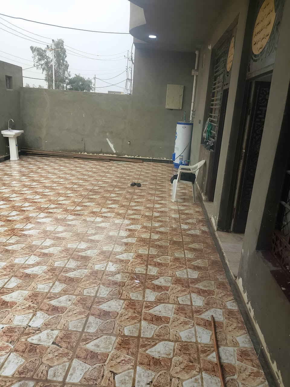 البيت للبيع طابو زراعي 300 متر سند 25 الديوانية طريق السنية حي الامين الثاني مقابل المدارس خدمات كامله بناء جديد صب كونكريت 3 غرف نوم استقبال مطبخ صاله صحيات داخل وخارج كراج حديقه سعر على الاتصال *********** / ***********
