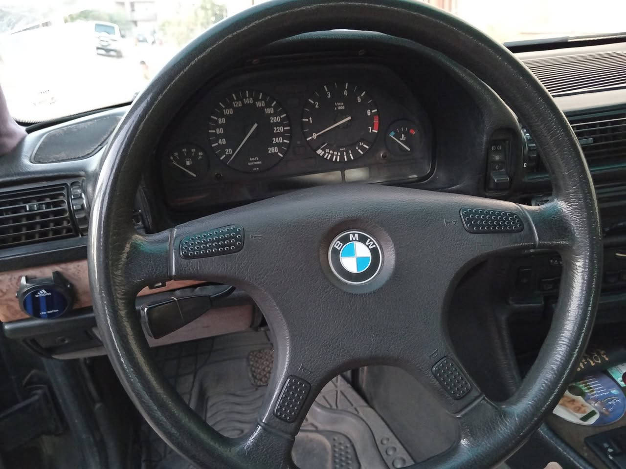 سياره BMW موديل ١٩٩١ حجم ٧٣٠ كامله بدون نقص مجدده لغاية 2027 تبريد شغال كير ومحرك مكفولات رقمها كركوك وصاحبه موجود تحويل ثاني يوم اطارات جديده بطاريه جديده السعر 43 ورقه وبيها مجال حك الجيه العنوان ديالى المقداديه ناحية الوجيهيه الحي العسكري موبايل ***********  والعافيه لمن تكون من نصيبه
