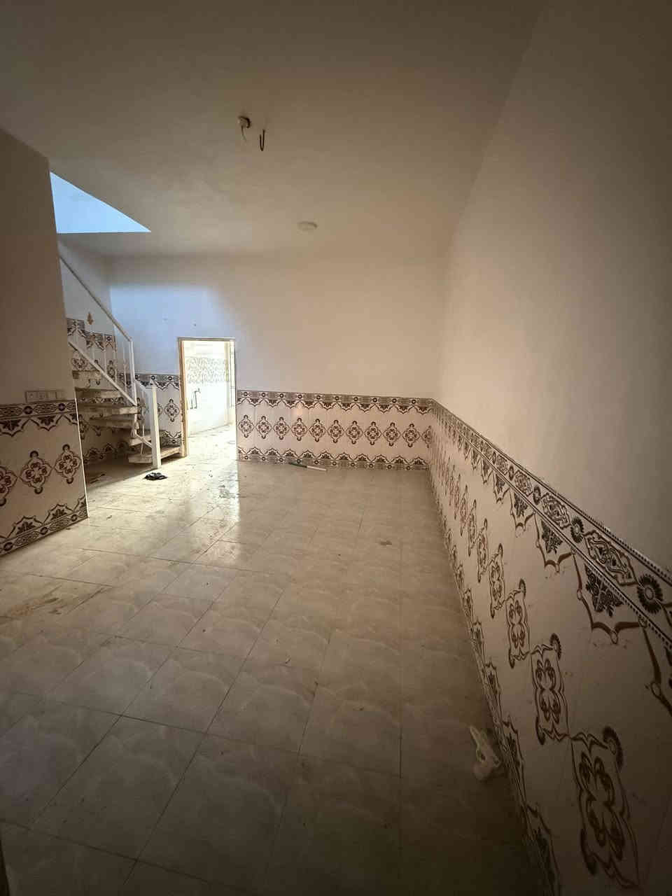 بيت زراعي للبيع المساحة 100 متر يحتوي غرفة وصالة ومطبخ واستقبال وحمامات داخلية وخارجية مكانه المناذرة حي المطاط قريب على السادة المجاهيل اساس كونكريت والسقف كونكريت والبناء طابوق جيري للتواصل ***********
***********
