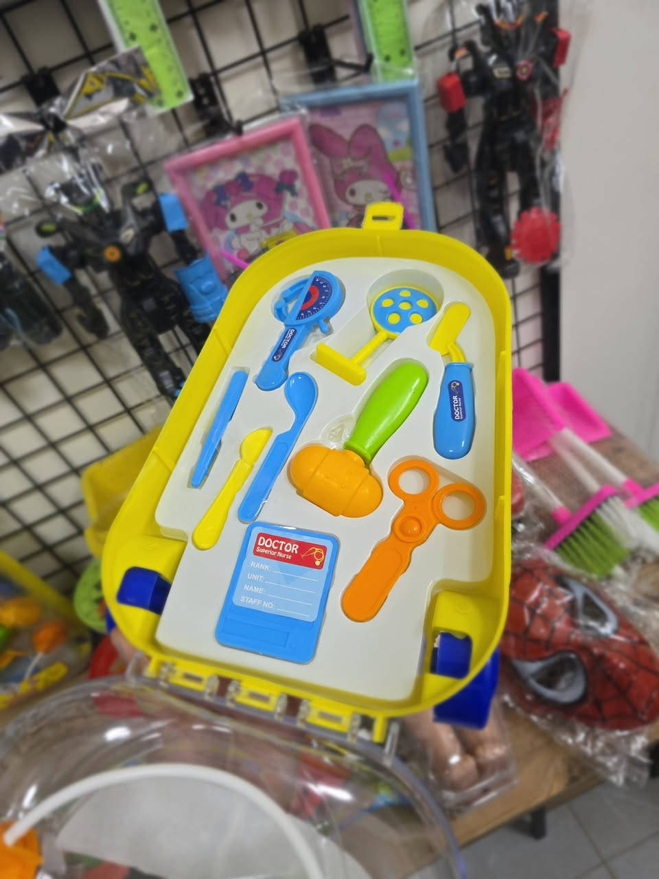 بمناسبة حلول عيد الفطر المبارك اعاده الله علينا وعليكم بالخير واليمن والبركات يتوفر لدى مكتبة الوان وحروف مجموعة جميلة من العاب الأطفال وبأسعار مناسبة جدا العنوان.. قرب ملعب الكواسر المراسلة على الواتس اب ***********
