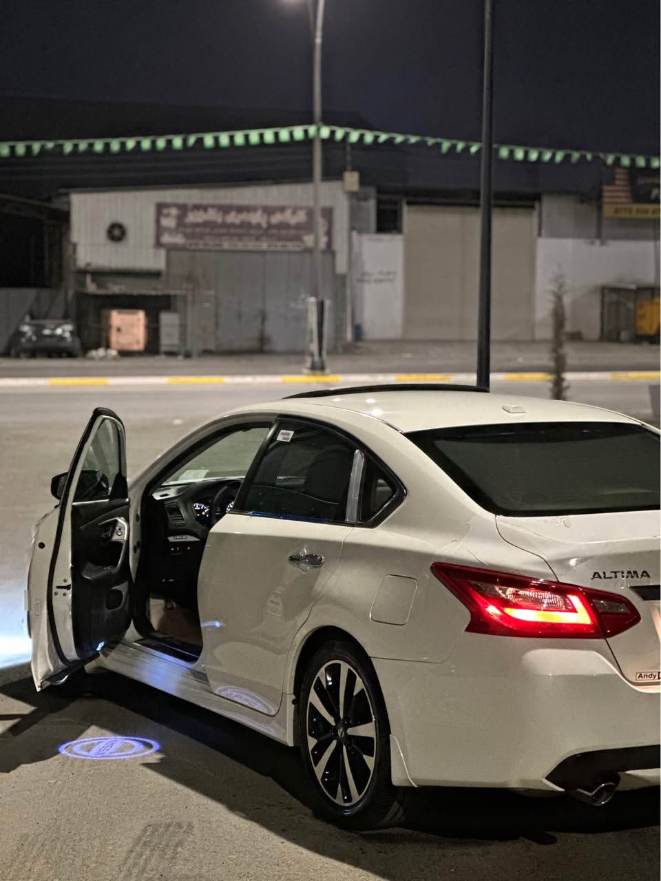 Nissan altima 2017 SV+
نیسان ئاڵتیما سپی بێ بۆیاخ
مواسەفەت( ڕادار پێش و دواو ئاوێنە، سڵایت،کوشن هیتەر و کوشن کارەبا،ویلی ١٨، شاشە گەورە و نیزامی کارپلەی و سیستەمی قەمەر سناعی، بەسمە و شەغال، ئۆتۆ ستۆپ و زۆر مواسەفاتی تر) سەیارەکە یەک دەستە و بە ناو خۆمەوەیە (40.000mil) ڕۆشتوە (65.000km)ئەکات بێ بۆیاخە و دو پەڵەی بچوک کارتی هەیە تایەی لۆك تەقەو ڕەقەی بە شەرت نیەتی سەیارەکە نموونەیە لە جوانی و لە پاکی گێڕ و مەکینەی بە شەرت کامل سێرڤز کراوە هایدرۆلیک و ڕۆن دینارێک مەسرەفی تیا نیە دەعامی بۆ دەعامی بە شەرت ماڵی دۆستە و بیانو بڕەیە
سعری 145 گەڵاو مەجالێکی کەم
شوێن/ سلێمانی
ژم/*********** السليمانية, العراق
