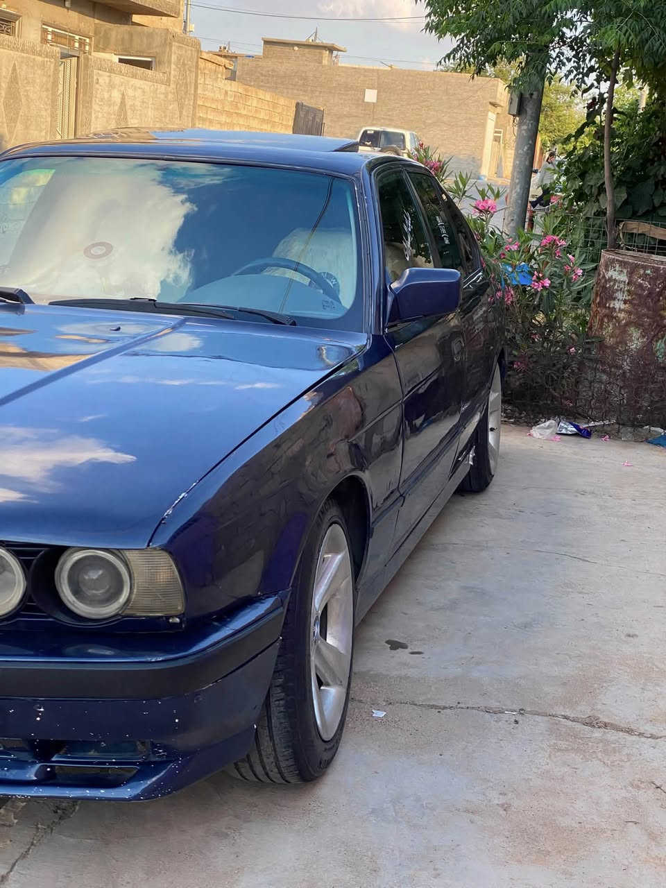 سڵاوی خواتان لێبێ ئەم BMW بئفرۆشتن مۆدێل 1993 مەكینە525 كەپس دیجیتاڵ گێڕومەكینەو ئەكسل و شانوسەقفو موس و بڕاوە بەشەرت ئاڕموئەوەلیات بەشەرت سەیارەكە هەیكەلی زۆرجوانە بێمەسرەف ناوگێچ كامل ئیشەكات تەنانەت ڕۆنەكەشی گڵۆپەكانی ناویشی ئیشەكا  525 عادی ئاڕم هەولێرە تەبریت گەرم سڵایدەكەی ئیشەكات تازەبۆیاخ كراوە سعری 25 معامەلەیەكی برایانە موشتەرینیت سەرم مەیەشێنە ***********
