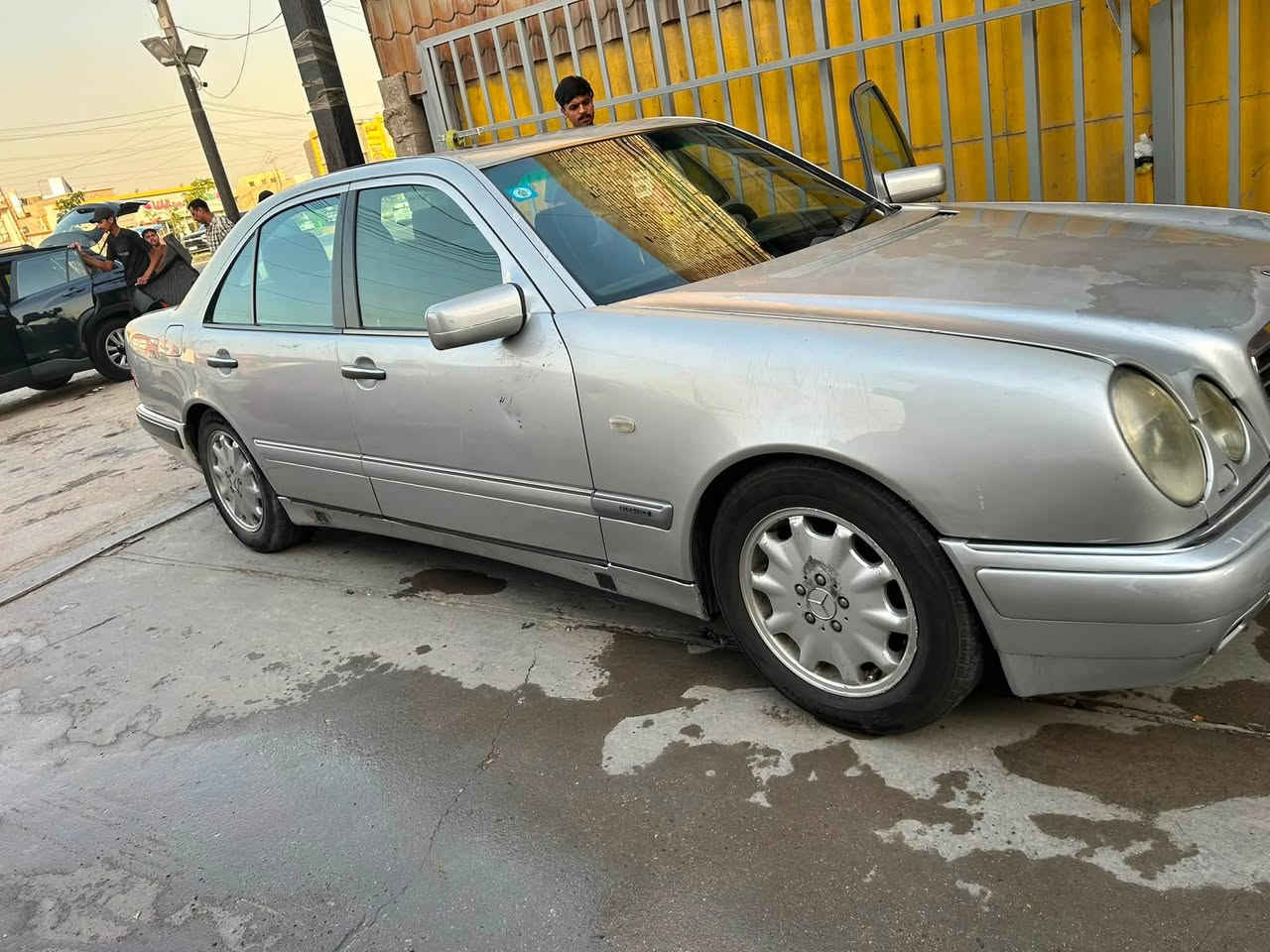 السلام عليكم
للبيع مارسدس ام عيون 1996 
محرك خراطيم 
تبريد كير محرك كله بحاله جيدة 
سلايت جام 
مري شفط
تايرات صدر 
بردة خلفية 
ثلاجة 
رقم بغداد تحويل مباشر 
سعر 75
مكاني بغداد الزعفرانية
***********
