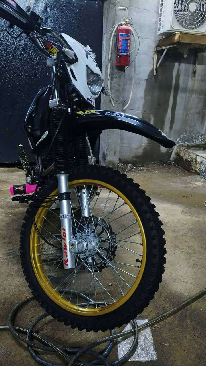 قفاز كاويار موديل 25 محرك كير شرط شلعه ومعدل نار صارله شهرين من مشدود السعر مليون وميه وخمسين وبي مجال شي قليل شراي اتصل وبيك خير ودلل ***********
